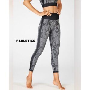 Fabletics High-Waisted Seamless Snakeskin Grey & Black Legging. Size XS